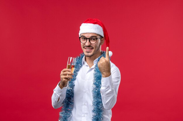 Photo gratuite jeune homme expressif posant pour noël