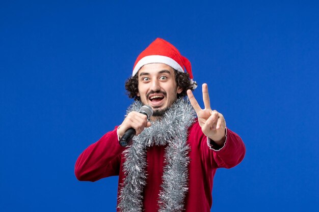 Jeune homme expressif posant pour Noël