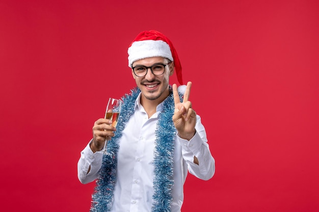 Jeune homme expressif posant pour Noël