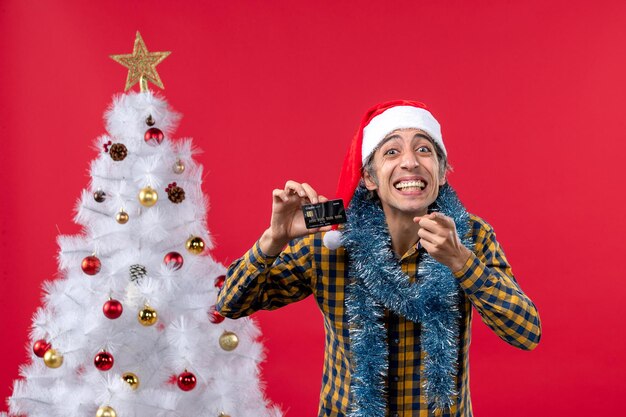 Jeune homme expressif posant pour Noël