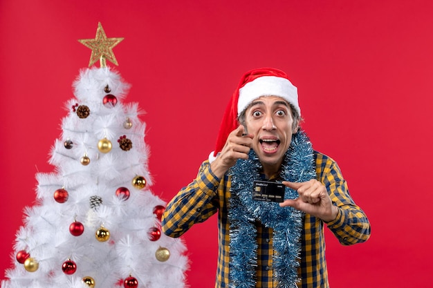 Jeune homme expressif posant pour Noël