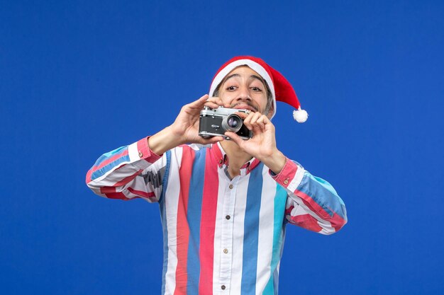 Jeune homme expressif posant pour Noël