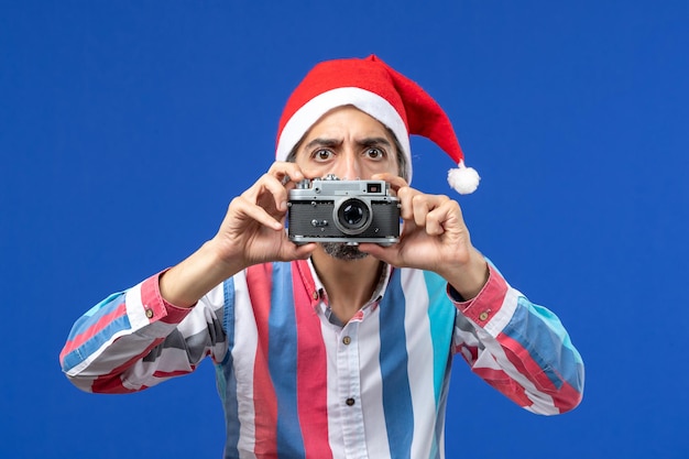 Jeune homme expressif posant pour Noël