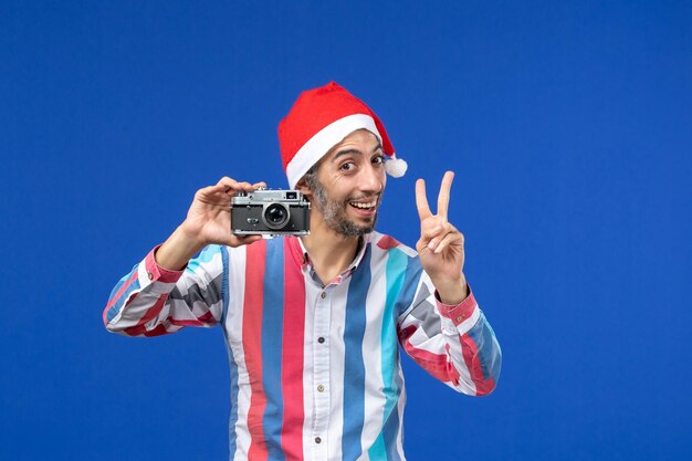 Jeune homme expressif posant pour Noël