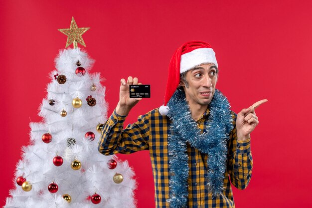 Jeune homme expressif posant pour Noël