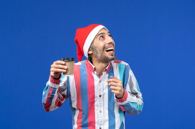 Jeune homme expressif posant pour Noël