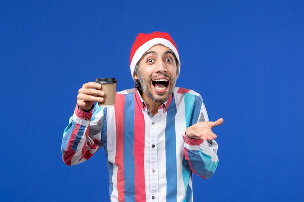 Jeune homme expressif posant pour Noël