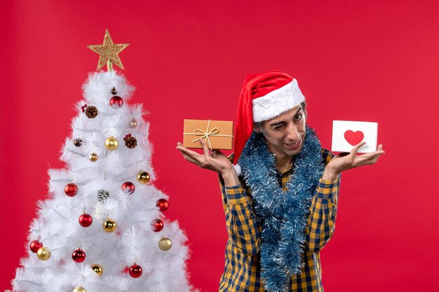 Jeune homme expressif posant pour Noël