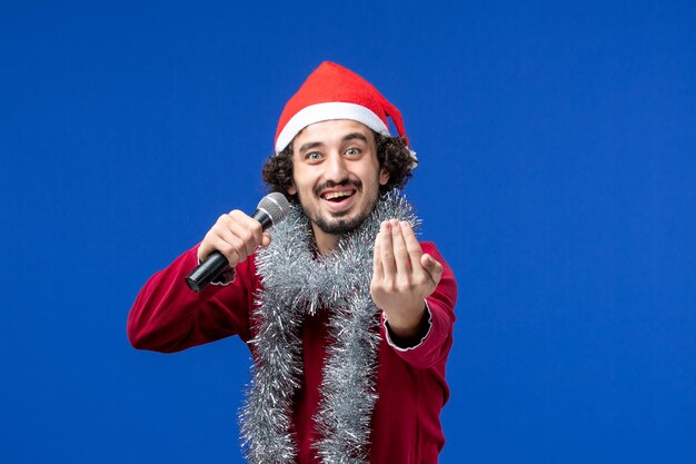 Jeune homme expressif posant pour Noël