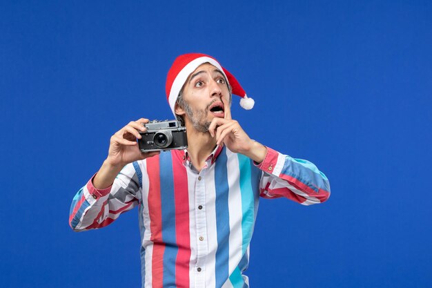 Jeune homme expressif posant pour Noël