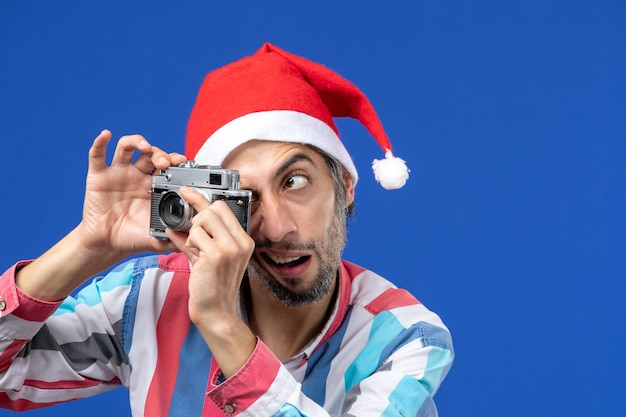 Jeune homme expressif posant pour Noël