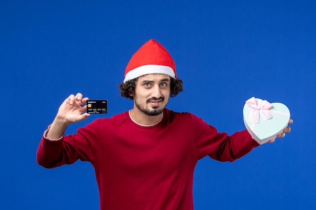 Jeune homme expressif posant pour Noël