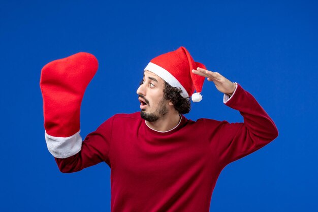 Jeune homme expressif posant pour Noël