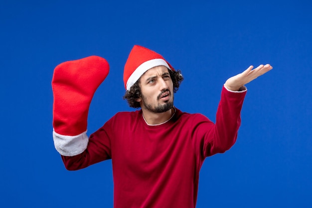 Jeune homme expressif posant pour Noël