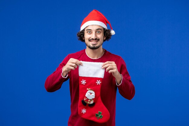 Jeune homme expressif posant pour Noël