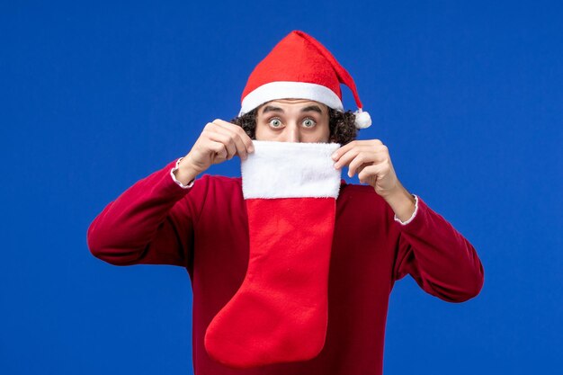 Jeune homme expressif posant pour Noël