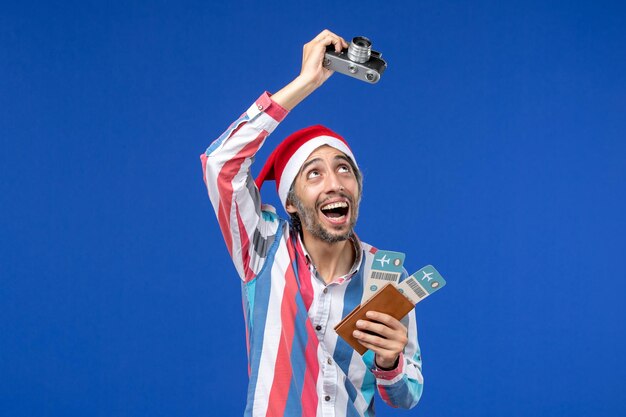 Jeune homme expressif posant pour Noël