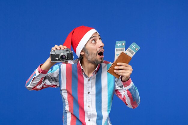 Jeune homme expressif posant pour Noël