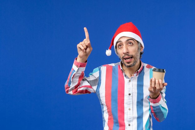 Jeune homme expressif posant pour Noël