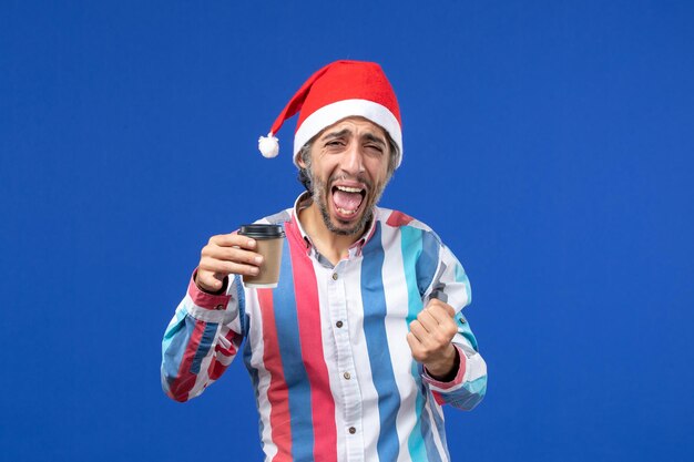 Jeune homme expressif posant pour Noël