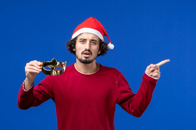 Jeune homme expressif posant pour Noël