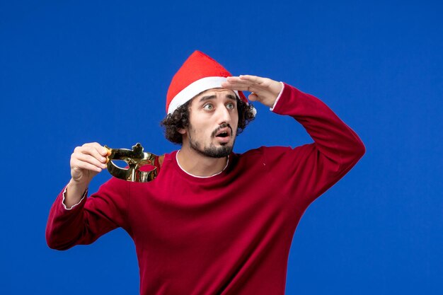 Jeune homme expressif posant pour Noël