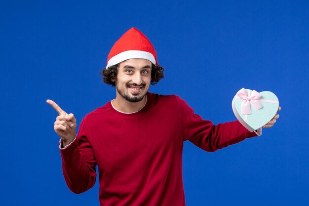 Jeune homme expressif posant pour Noël