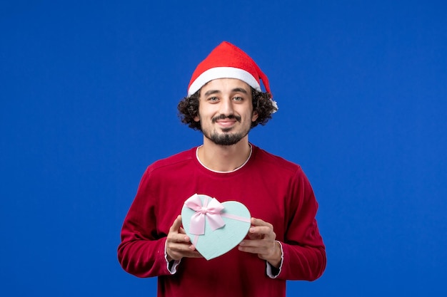 Jeune homme expressif posant pour Noël