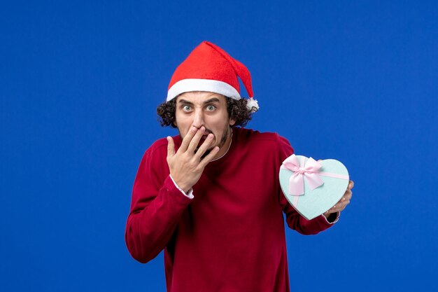 Jeune homme expressif posant pour Noël