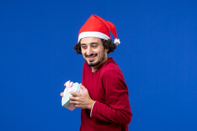 Jeune homme expressif posant pour Noël