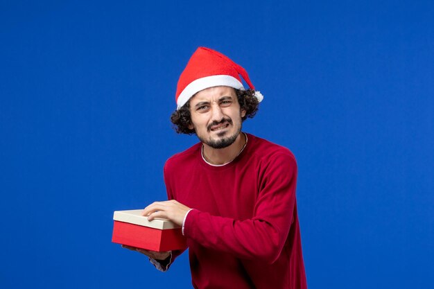 Jeune homme expressif posant pour Noël