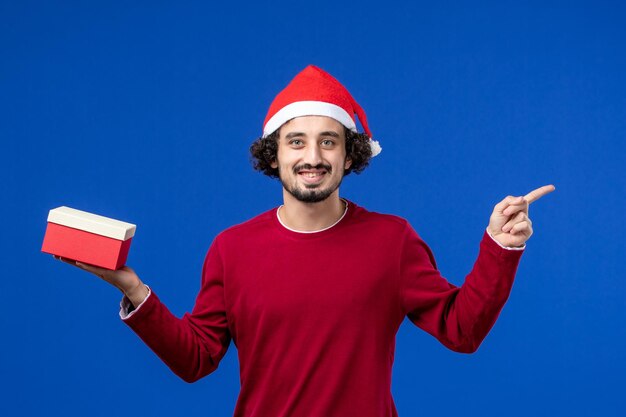 Jeune homme expressif posant pour Noël