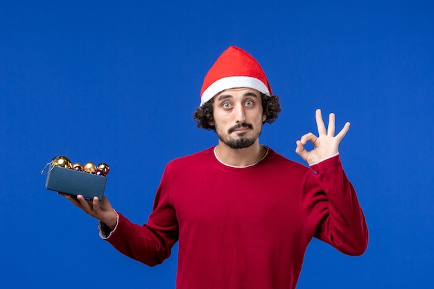 Jeune homme expressif posant pour Noël