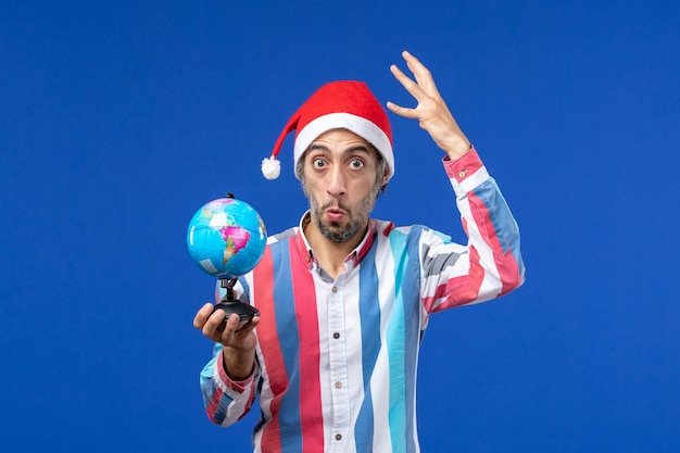 Jeune homme expressif posant pour Noël