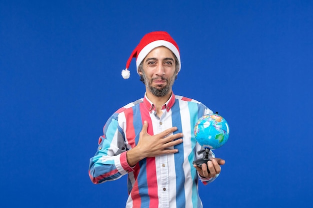 Jeune homme expressif posant pour Noël