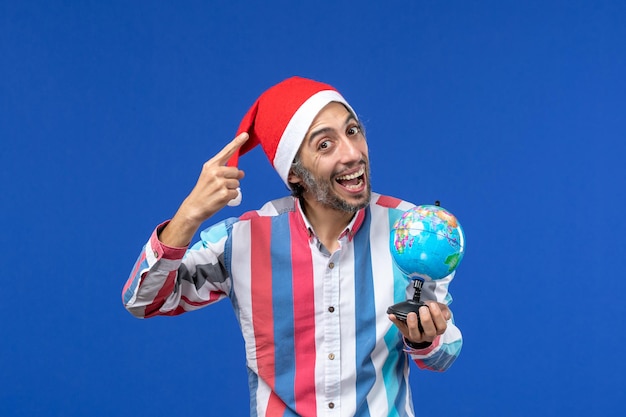 Jeune homme expressif posant pour Noël