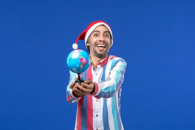 Jeune homme expressif posant pour Noël