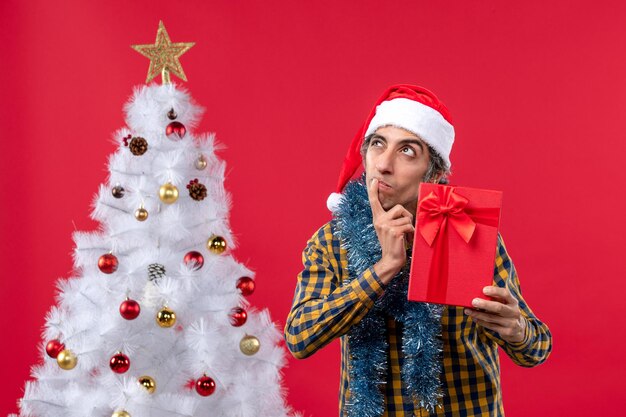 Jeune homme expressif posant pour Noël