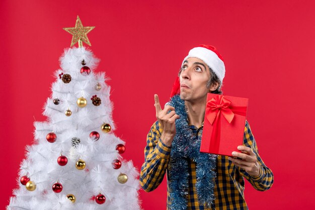 Jeune homme expressif posant pour Noël