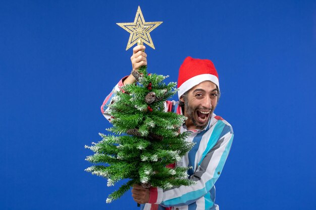 Jeune homme expressif posant pour Noël