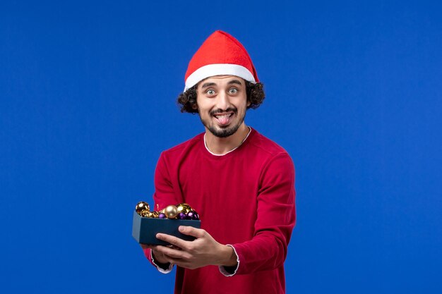 Jeune homme expressif posant pour Noël