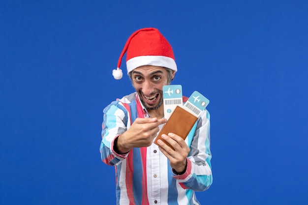 Jeune homme expressif posant pour Noël