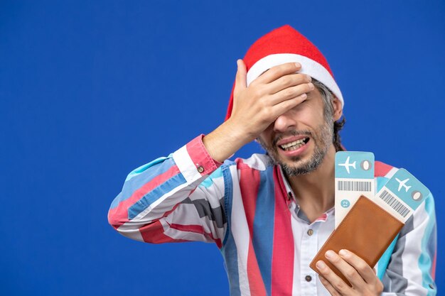 Jeune homme expressif posant pour Noël