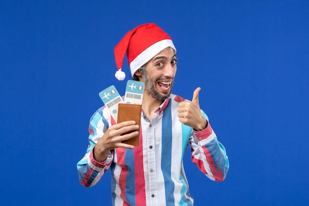 Jeune homme expressif posant pour Noël