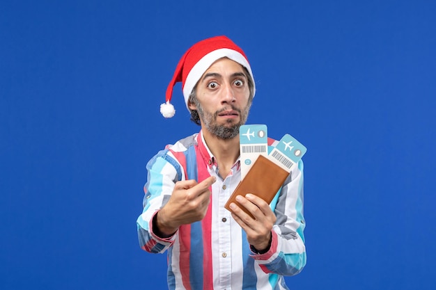 Jeune homme expressif posant pour Noël