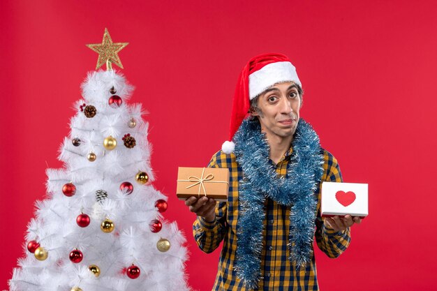 Jeune homme expressif posant pour Noël