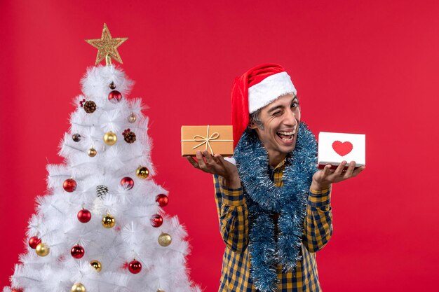 Jeune homme expressif posant pour Noël