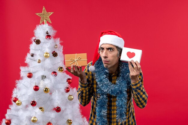 Jeune homme expressif posant pour Noël