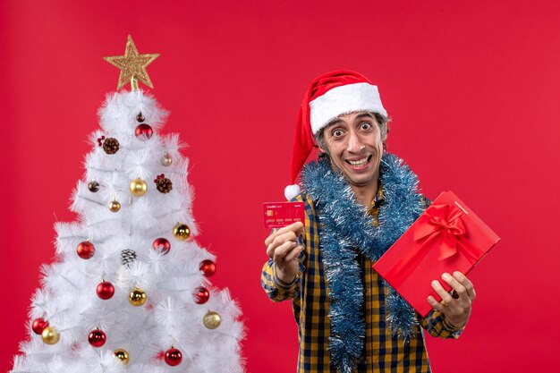 Jeune homme expressif posant pour Noël