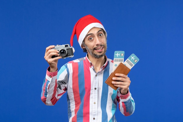 Jeune homme expressif posant pour Noël